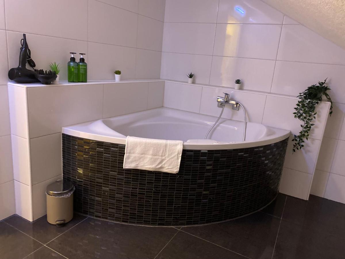 Deluxe Business Suite Mit Netflix Premium & Parkplatz, Zentral Zu Audi & Schwarz Gruppe With 2 Bedrooms Bad Friedrichshall Dış mekan fotoğraf